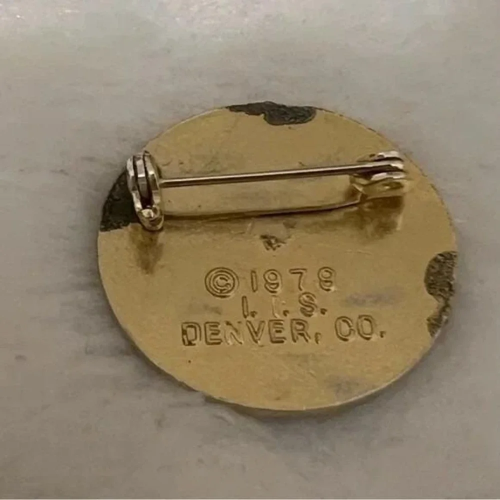 Skier 1979 Denver Colorado Vintage Lapel Vest Hat Pin A24